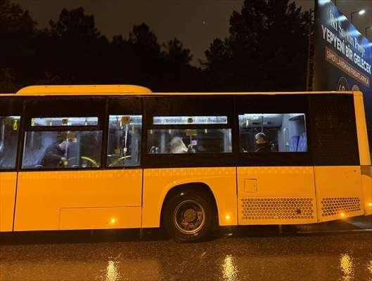 <p>İstanbul'da sabah saatlerinden itibaren etkili olan kuvvetli sağanak nedeniyle bazı dereler taşarken cadde ve sokaklar su altında kaldı, ara&ccedil;larında ve yollarda mahsur kalan vatandaşlar ekiplerin yardımıyla kurtarıldı.</p>
