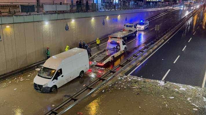 <p>Sultanbeyli'de alt ge&ccedil;idin suyla dolması nedeniyle ara&ccedil;lar mahsur kaldı.</p>
