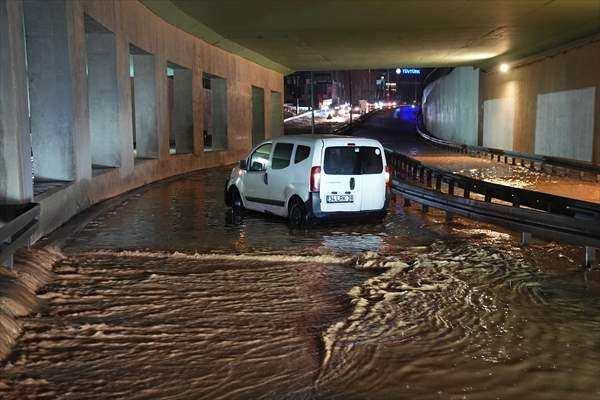 <p>İstanbul'da sağanak, Seyrantepe ve &ccedil;evresinde etkili oldu. Ara&ccedil;lar alt ge&ccedil;itlerde biriken yağmur suyu sebebiyle ilerlemekte g&uuml;&ccedil;l&uuml;k &ccedil;ekti.</p>

<p>&nbsp;</p>
