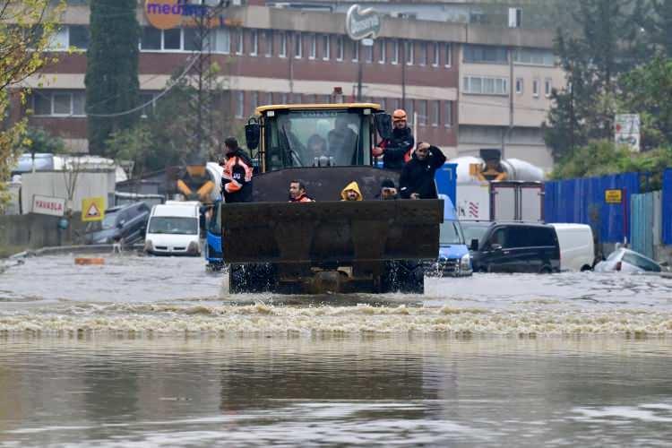<p>AKOM, 16-18 Ekim 2026 tarihlerini kapsayan turuncu kodlu su baskını ve sel riski uyarısı yayımladı.</p>

<p>Bir uyarı da İstanbul Valiliği'nden geldi. Valilik, İstanbul'un riskli il&ccedil;elerini hazırladı...</p>

<p>&nbsp;</p>
