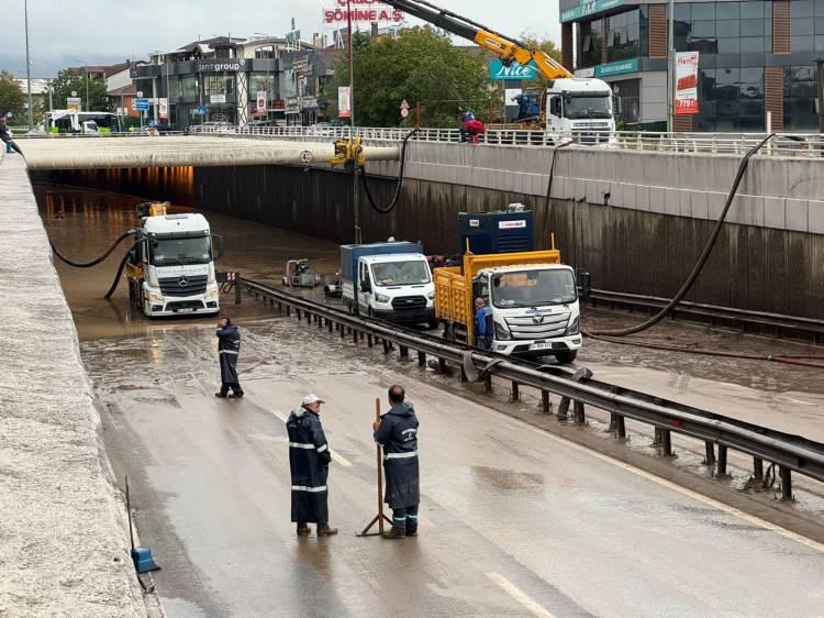 <p>İstanbul'da bug&uuml;n akşam saatlerinden sonra yağışların yerel olarak kuvvetli (21-50 kg/m2) olacağı, 17 Ekim 2026 Cumartesi g&uuml;n&uuml; &ouml;ğle saatlerinden sonra &ouml;zellikle Anadolu Yakası&rsquo;nda <span style="color:#B22222"><em><strong>(Beykoz, Şile, &Uuml;mraniye, Pendik, Tuzla, Sancaktepe, &Ccedil;ekmek&ouml;y ve Sultanbeyli</strong></em></span> il&ccedil;elerinde) etkisini artırarak yer yer &ccedil;ok kuvvetli ve şiddetli (50-100 kg/m2) olacağı tahmin ediliyor.</p>

<p>&nbsp;</p>
