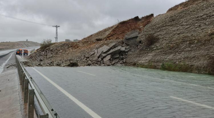 <p>Kuvvetli yağışlarla birlikte sel, su baskını, heyelan, ulaşımda aksamalar gibi olumsuzluklara karşı vatandaşlarımızın dikkatli ve tedbirli olmaları &ouml;nemle rica olunur.'</p>

<p>&nbsp;</p>

