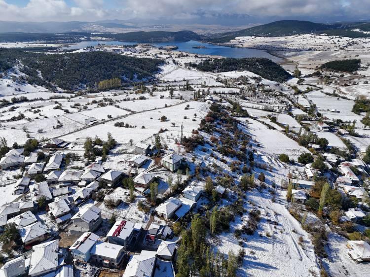 <p>T&uuml;rkiye'de ekim ayının ortasında sıcaklıkların d&uuml;şmesiyle birlikte bazı illerde kış erken geldi. Bir&ccedil;ok ilin y&uuml;ksek&nbsp; kesimlerinde kar yağışı etkili oldu.</p>

<p>​</p>
