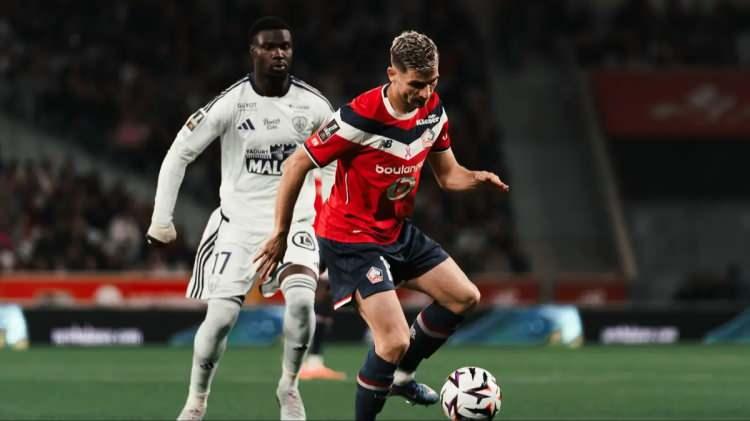 <p>Ma&ccedil;ın hemen başında Brest, 6. dakikada Mama Balde'nin attığı golle 1-0 &ouml;ne ge&ccedil;ti.</p>
