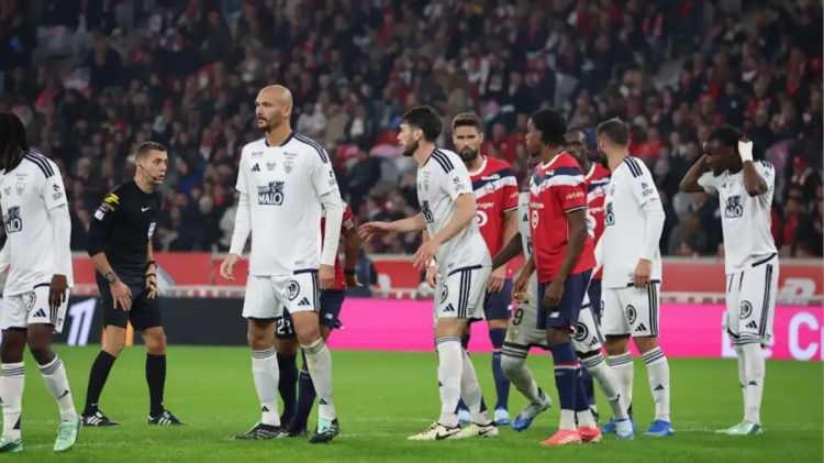 <p>Karşılaşmanın ilk yarısı konuk takımın &uuml;st&uuml;nl&uuml;ğ&uuml;yle tamamlanırken Lille, 64'te Olivier Giroud'nın penaltıdan attığı golle eşitliği sağladı.</p>
