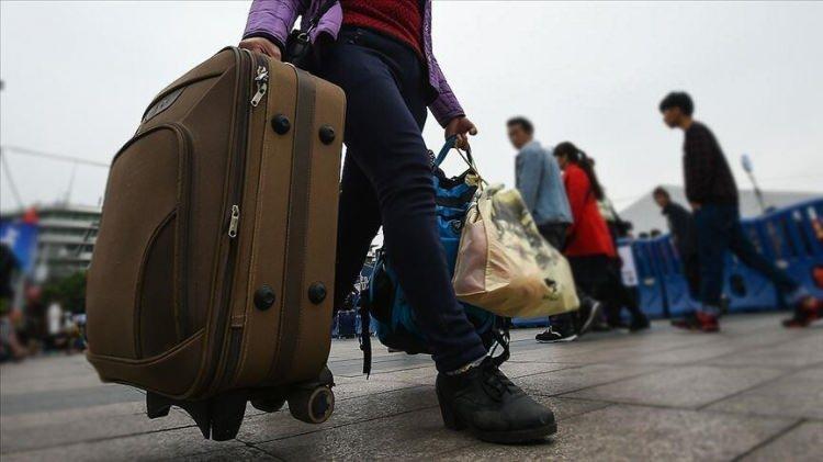 <p>İstanbul&rsquo;dan Ankara&rsquo;ya, b&uuml;y&uuml;kşehirlerden Anadolu&rsquo;nun y&uuml;kselen merkezlerine uzanan bu hareketlilik, şehirlerin n&uuml;fus yapısını da değiştiriyor. Kimi iller sunduğu iş fırsatlarıyla &ouml;ne &ccedil;ıkarken kimi şehirler de yaşam koşulları ve gelişen ekonomik imk&acirc;nlarıyla yeni sakinlerin adresi oluyor.</p>

<p>&nbsp;</p>
