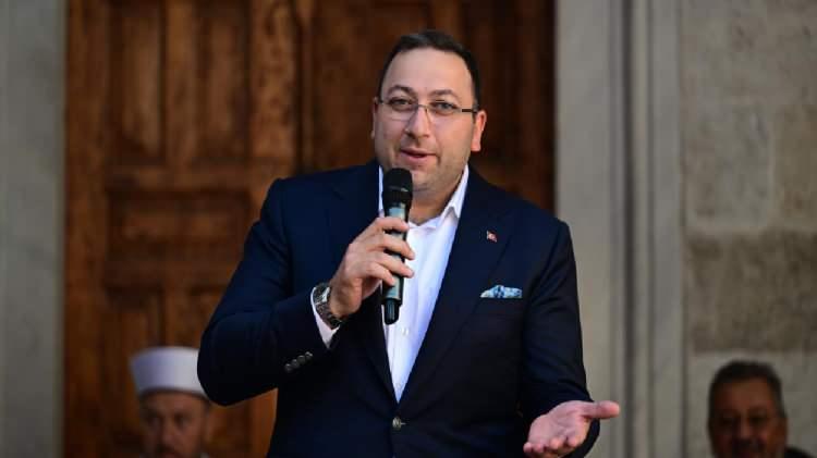 <p>Kazanın hemen ardından kalp krizi ge&ccedil;irdiği belirlenen G&uuml;ltekin'e ilk m&uuml;dahale olay yerinden tesad&uuml;fen ge&ccedil;en bir doktor tarafından yapıldı. Ardından acilen &ouml;zel bir hastaneye sevk edilen G&uuml;ltekin, sağlık ekiplerinin yaklaşık 1,5 saat s&uuml;ren yoğun &ccedil;abalarına rağmen kurtarılamayarak yaşamını yitirdi.</p>
