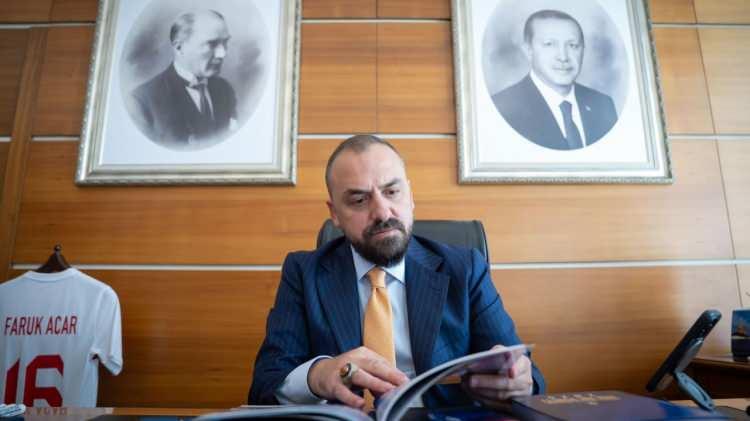 <p><em><strong>"Bir ailenin evladını kaybettiği g&uuml;n, o acı &uuml;zerinden siyasi hesap yapmaya kalkışmak ger&ccedil;ekten vicdanla da insanlıkla da bağdaşmıyor. D&uuml;ndar Ziya G&uuml;ltekin gibi gencecik bir kardeşimizin vefatını dahi siyasi tartışmalara malzeme edenleri g&ouml;rd&uuml;k&ccedil;e insan &uuml;z&uuml;l&uuml;yor, hatta &ouml;fkeleniyor. Siyasetin bir &ouml;l&ccedil;&uuml;s&uuml;, bir sınırı vardır. Her meseleye siyasi hesaplarla yaklaşmak, insanların en acılı g&uuml;nlerinde bile bundan bir &ccedil;ıkar elde etmeye &ccedil;alışmak d&uuml;ped&uuml;z ahlaksızlıktır. Birbirimizle her konuda anlaşmak zorunda değiliz. Ama birbirimizin acısına saygı duymayı, yasına h&uuml;rmet etmeyi bilmek zorundayız. Biraz vicdan, biraz insaf, biraz da insanlık&hellip; &Ccedil;ok şey istemiyoruz."</strong></em></p>
