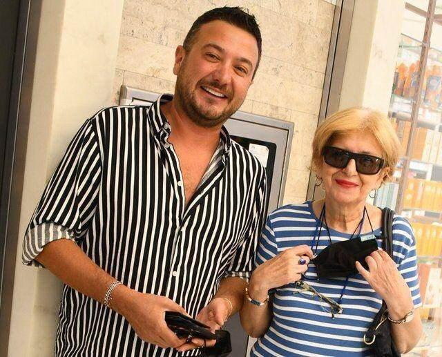 <p>Annesi Ayşe Hanım'ın sağlık durumuyla ilgili a&ccedil;ıklamalarda bulunan &uuml;nl&uuml; oyuncu, "Bir bu&ccedil;uk sene &ouml;nce Parkinson teşhisi konuldu. Titremeler sorun yaratınca d&uuml;şt&uuml; ve kal&ccedil;asını kırdı. Ardından demans hastalığına yakalandı ve bu s&uuml;re&ccedil; hızlı bir şekilde ilerledi. İnsanın başına gelmeyince anlamıyormuş, Allah kimseye vermesin. Eski g&uuml;nlerimizi arıyoruz yani, yalan değil. Daha gen&ccedil; bence; tam rahata erdiği yaşta b&ouml;yle olması &uuml;zd&uuml;. İnsan, annesi olunca konduramıyor da" ifadelerini kullandı.</p>
