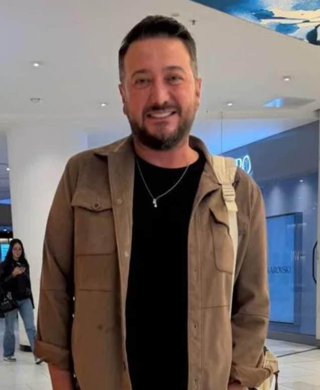 <p>Annesinin Parkinson ve demans hastalıklarıyla m&uuml;cadele ettiğini anlatan B&uuml;y&uuml;ktop&ccedil;u, ailesinin yaşadığı zorlu s&uuml;reci samimi ifadelerle dile getirdi.&nbsp;</p>
