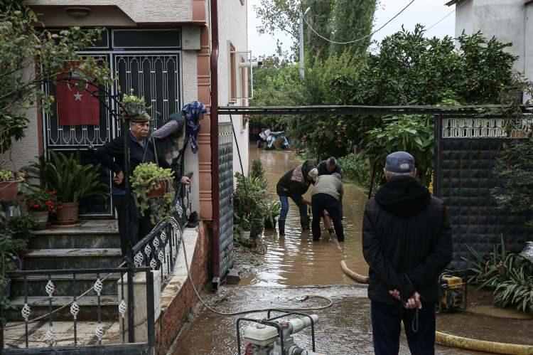 <p>"Marmara, Adalar Denizi ve Batı Akdeniz &ouml;zellikle sel, taşkın tehlikesi oluşturacak d&uuml;zeyde etkili ve s&uuml;rekli yağışlar i&ccedil;in gelecek hafta hazırlık yapmalı, dere ve kanal i&ccedil;leri temizlenmeli, tahliye mazgalları a&ccedil;ılmalı. Suyun &ouml;n&uuml;ne engel teşkil edecek moloz vb. alanlar kaldırılmalı..."</p>
