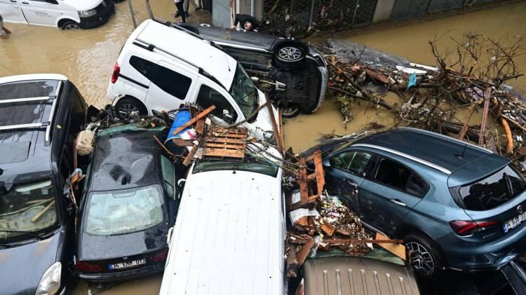 <p>İstanbul'da etkili olan sağanak yağış nedeni ile dereler, r&ouml;garlar taştı, yollar g&ouml;le d&ouml;nd&uuml;. Sağanak nedeniyle 2 kişi hayatını kaybetti. Bir&ccedil;ok ara&ccedil; sele kapılarak ağır hasar g&ouml;rd&uuml; ve kullanılamaz hale geldi.</p>

<p>&nbsp;</p>

<p>Peki hangi ara&ccedil;lar sizi yolda bırakmaz? Vatandaşın merak ettiği soruya cevap aradık. İşte o ara&ccedil;lar...</p>
