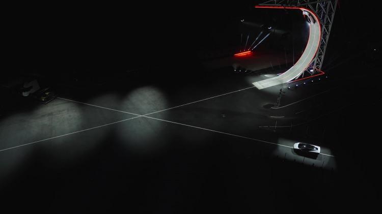<p>Elon Musk tanıtımda yaptığı a&ccedil;ıklamada, Roadster&rsquo;ın saatte 96 kilometre hıza bir saniyeden kısa s&uuml;rede ulaşabildiğini ve saatte 370 kilometrenin &uuml;zerinde azami hıza &ccedil;ıkabildiğini s&ouml;yledi.</p>
