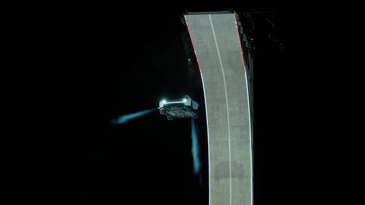<p>Musk, ilk duyurusu 2017 yılında yapılan ve teslimatları defalarca ertelenen d&ouml;rt kişilik Roadster&rsquo;ın tek şarjla 1000 kilometre yol alabileceğini s&ouml;yleyerek y&uuml;ksek beklentiler yaratmıştı.</p>
