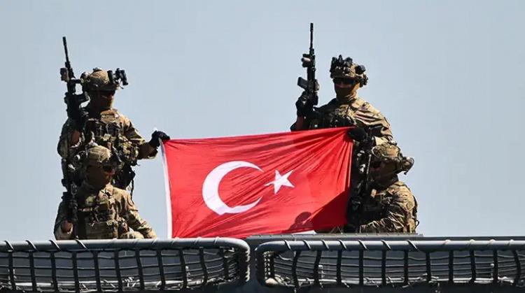 <p>Suriye kıyıları a&ccedil;ıklarında g&uuml;&ccedil;l&uuml; bir T&uuml;rk deniz varlığının, b&ouml;lgedeki g&uuml;&ccedil; dengesini k&ouml;kl&uuml; bi&ccedil;imde değiştirebileceği değerlendirmesi yapıldı.</p>
