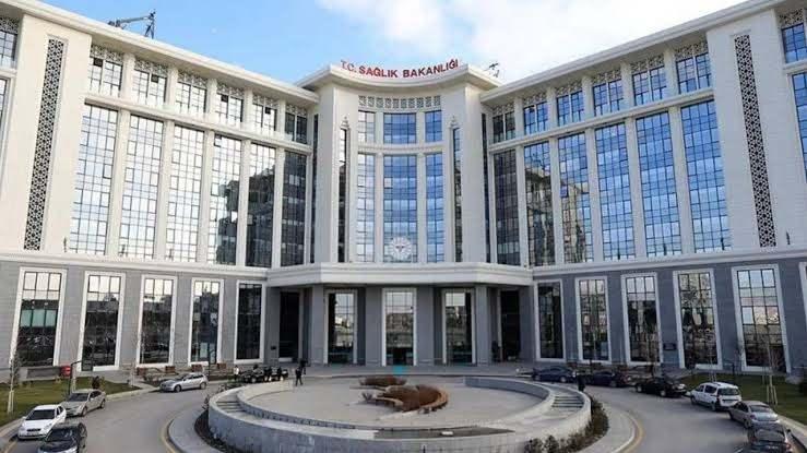 <p>&Ouml;SYM&rsquo;nin 2026-KPSS Lisans sonu&ccedil;larının ardından g&ouml;zler kurum ilanlarına &ccedil;evrildi. &Ouml;n lisans sonu&ccedil;larının Ekim sonuna doğru a&ccedil;ıklanması beklenirken, binlerce aday Sağlık Bakanlığı&rsquo;nın 2026/2 alımına odaklandı. Bakanlığın hastane ve sağlık kuruluşlarındaki ihtiya&ccedil;ları s&uuml;reci şekillendiriyor.</p>

<p>&nbsp;</p>
