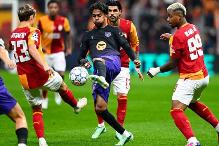 <p>Galatasaray sahasında Barcelona'ya 4-1, Fenerbah&ccedil;e ise deplasmanda Aston Villa'ya 6-0 mağlup oldu.</p>
