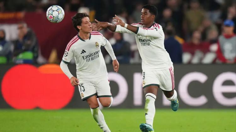 <p>Buna g&ouml;re lig aşamasını sırasıyla ilk 8'de bitirecek takımlar i&ccedil;inde zirvede Real Madrid yer aldı ve arkasında da Barcelona, PSG, Arsenal, Liverpool, Bayern M&uuml;nih, Real Betis ve Sporting sıralandı.</p>
