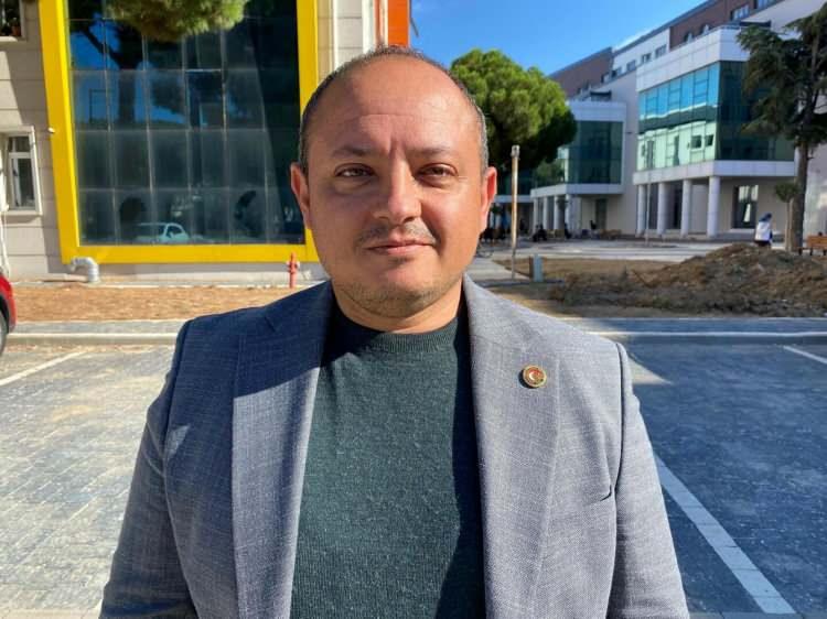 <p>"T&uuml;rk keşif kolu tarafından tesad&uuml;f edilen İngiliz askerinin Deniz Baş&ccedil;avuş Arthur Hunt olduğunu tespit ettik. Arthur Hunt'ın daha sonra ger&ccedil;ekleşen sorgu sırasında verdiği ifadeye baktığımızda muharebe sonrasında kendisinin yaralı bir halde muharebe hattında kaldığını ve gece karanlığında 'İngiliz siperlerine d&ouml;n&uuml;yorum' zannıyla T&uuml;rk siperlerine doğru y&ouml;neldiğini, ancak yarası nedeniyle muharebe hattında 2 g&uuml;n baygın şekilde kaldığını g&ouml;rmekteyiz. Daha sonraki belgeleri incelemeye devam ettiğimizde Deniz Baş&ccedil;avuş Arthur Hunt'ın &ouml;nce Soğanlıdere'ye ardından Tekirdağ Hastanesi'ne nakledildiğini, oradan İstanbul'a ve en son Yozgat'ta esir kampına sevk edildiğini g&ouml;rmekteyiz.&nbsp;</p>

