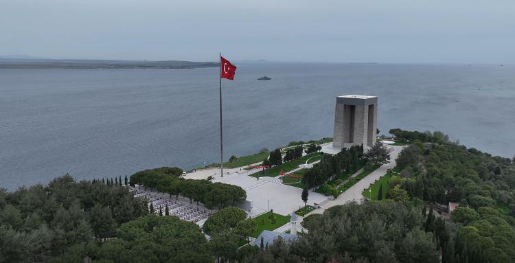 <p>Bu taarruzdan sonra İngilizler elde edilen hattın tahkim edilmesine karar vererek taarruzu durdurdu. Ancak bu taarruzdan 3 g&uuml;n sonra 15 Temmuz gecesi T&uuml;rk siperlerinden &ccedil;ıkan bir keşif kolu muharebe hattında yani her iki siper hattının arasında kalan bir İngiliz askerine tesad&uuml;f eder. Keşif kolu komutanı, yaralı ve y&uuml;r&uuml;yemeyecek halde g&ouml;rd&uuml;ğ&uuml; bu İngiliz askerini sırtında taşıyarak T&uuml;rk mevzilerine kadar getirir" dedi.</p>
