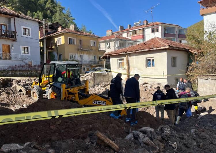 <p>Soruşturma kapsamında G&uuml;lşen Uyar'ın komşularının ifadelerine başvuruldu.</p>
