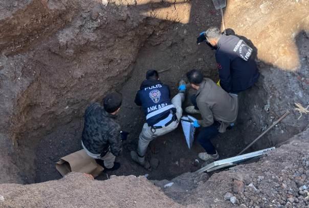 <p>3 g&uuml;n s&uuml;ren &ccedil;alışmalar kapsamında enkazın yaklaşık 2 metre derinliğinde, tuğla ve kiremitlerle &ouml;r&uuml;lm&uuml;ş vaziyette, &uuml;zeri kire&ccedil;le kapatılan kafatası, diş, &ccedil;ene, omuz, kol ve bacak kemiklerine ulaşıldı.</p>
