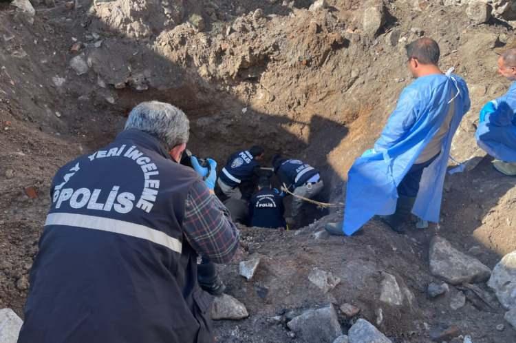 <p>Kemikler &uuml;zerinde yapılacak incelemeler ve Uyar'ın kızından alınan DNA &ouml;rneğiyle ger&ccedil;ekleştirilecek karşılaştırma sonucunda, kalıntıların Uyar'a ait olup olmadığı kesinlik kazanacak.</p>

<p>&nbsp;</p>
