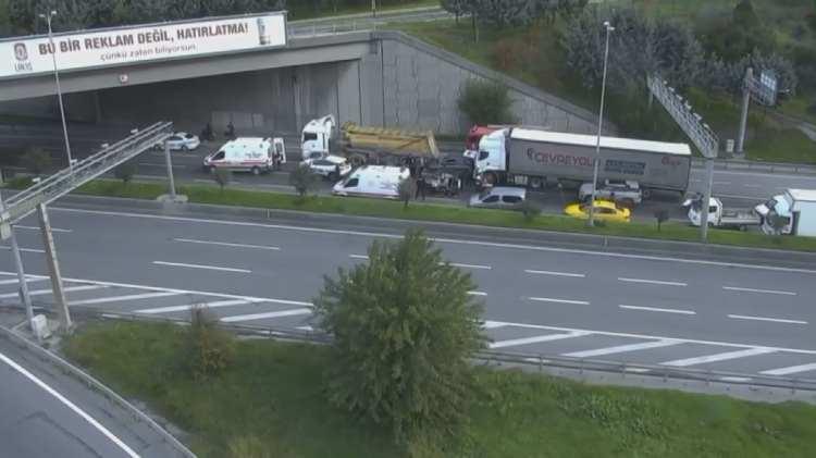 <p><span style="color:rgb(51, 51, 51)">Kaza, sabah saat 09.10 sıralarında TEM Otoyolu İsto&ccedil; istikametinde meydana geldi. İddiaya g&ouml;re, trafikte seyir halinde olan bir hafriyat kamyonunun aniden durması &uuml;zerine arkadan gelen 3 ara&ccedil; kamyona &ccedil;arptı. &Ccedil;arpışmanın etkisiyle ara&ccedil;lardan biri ters d&ouml;nd&uuml;.</span></p>
