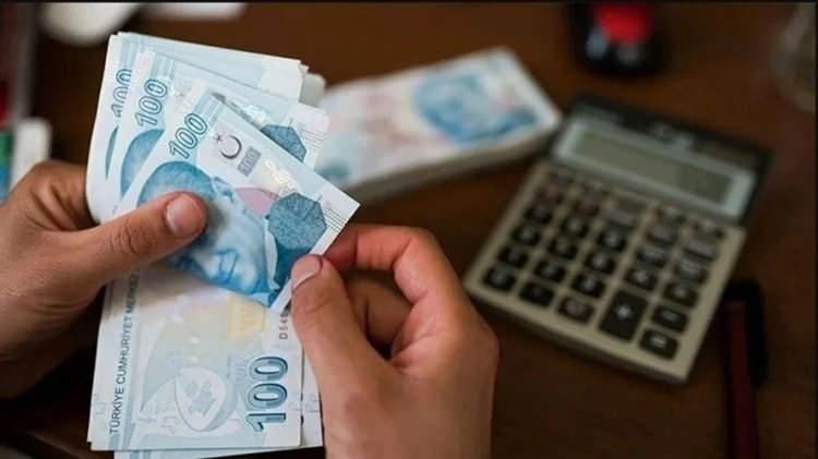 <p><span style="color:#B22222"><strong>Bu yıl benzer bir form&uuml;l uygulanabilir mi?</strong></span></p>

<p>Bu yıl ayrılan kaynağın daha y&uuml;ksek bir oranda olduğu g&ouml;r&uuml;l&uuml;yor. Y&uuml;zde 33.70 oranına, 2025'te olduğu gibi uyumlu bir asgari &uuml;cret artışı d&uuml;ş&uuml;n&uuml;ld&uuml;ğ&uuml;nde y&uuml;zde 30'lar civarında bir asgari &uuml;cret artışı ger&ccedil;ekleşebilir. Buna g&ouml;re br&uuml;t asgari &uuml;cret 42.939 TL'ye &ccedil;ıkarken net asgari &uuml;cret 36.500 TL olur. Orta Vadeli programdaki y&uuml;zde 28.4 oranındaki enflasyon kadar artış yapıldığında ise br&uuml;t asgari &uuml;cret 42.410 TL, net asgari &uuml;cret 36 bin 49 TL olur.</p>
