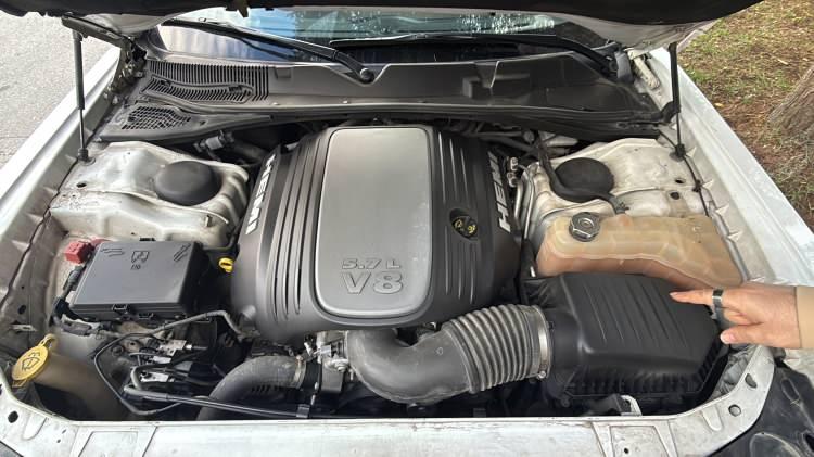<p>T&uuml;rkiye'de piyasa değeri 8 ila 9 milyon lira arasında değişen 5.7 litrelik V8 HEMI motorlu otomobili Irak'tan yaklaşık 850 bin liraya mal ederek satın alan Ceylan, aracı sadece &ouml;zel g&uuml;nlerde değil, g&uuml;nl&uuml;k yaşantısında da aktif olarak kullanıyor.&nbsp;</p>

<p>&nbsp;</p>
