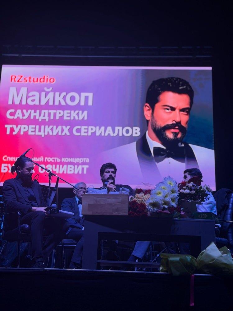 Rusya'da Burak &Ouml;z&ccedil;ivit &ccedil;ılgınlığı! Dev ekranda eşini g&ouml;r&uuml;nce &ouml;p&uuml;c&uuml;k yağdırdı