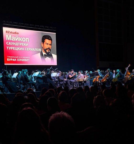 <p>Burak &Ouml;z&ccedil;ivit, Rusya&rsquo;nın Maykop kentinde d&uuml;zenlenen senfoni konserinde hayranlarıyla bir araya geldi.&nbsp;</p>

<p>&nbsp;</p>
