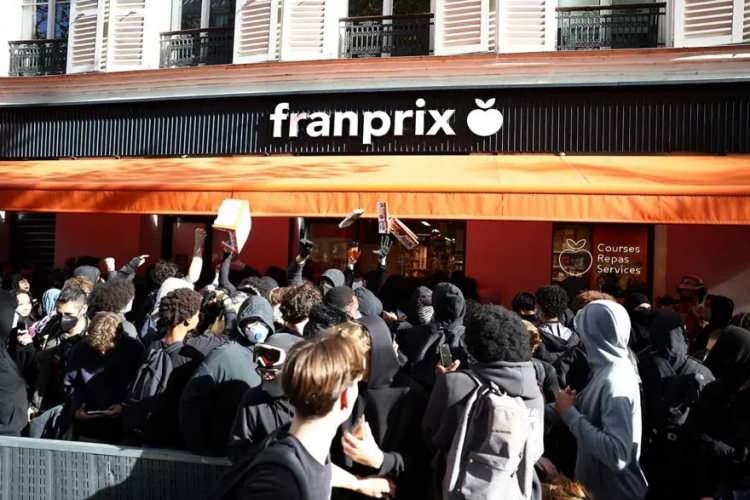 <p>Fransa'da 1 ay &ouml;nce &ouml;ğrenci eylemleriyle başlayan ve daha sonra her yıl hayat pahalılığına karşı sokağa inen "sarı yelekliler", akaryakıt fiyatlarını protesto eden &ccedil;ift&ccedil;iler ve iklim aktivistlerinin de katılımıyla b&uuml;y&uuml;yen g&ouml;steriler, hafta sonunda şiddet eylemleri eşliğinde zirve noktasına tırmandı.</p>

<p>&nbsp;</p>
