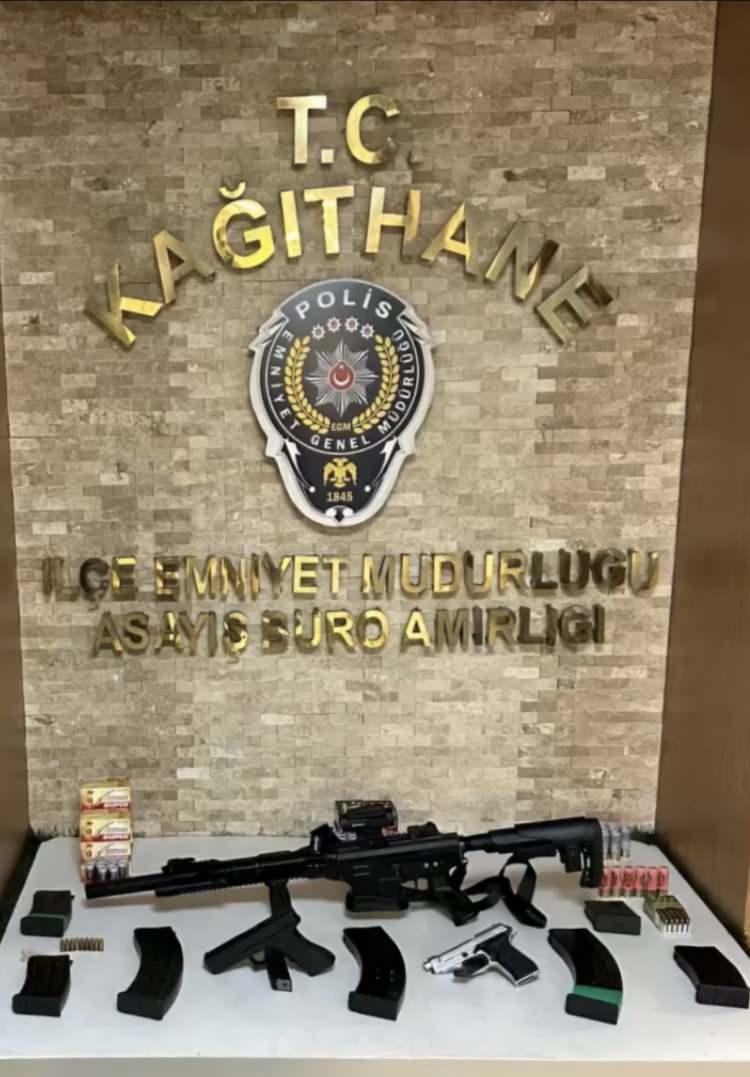 <p>Tadilat sırasında g&uuml;r&uuml;lt&uuml; nedeniyle &ccedil;ıkan kavgada Atilla Ş.(35), ağabeyi &Ouml;zcan Ş. (47) ile yeğeni Hamza Ş.&rsquo;yi (23) bı&ccedil;akla yaraladı. Yeğeni Agah Sırrı Ş. (21) ise t&uuml;fekle amcası Atilla Ş.&rsquo;yi ateş ederek yaraladı.&nbsp;</p>
