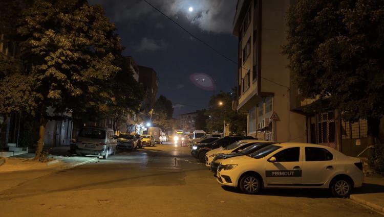 <p>Olayda yaralanan 3 kişi hastaneye kaldırılırken, g&ouml;zaltına alınan Agah Sırrı Ş. ve Atilla Ş. tutuklandı. Agah Sırrı Ş.'nin ifadesinde,&nbsp;<strong>"Babamı kanlar i&ccedil;erisine g&ouml;rd&uuml;m. Yaralanan ağabeyimle ilgilendiğim sırada Atilla kafasını camdan &ccedil;ıkarıp bize g&uuml;l&uuml;msedi. Ben de Atilla&rsquo;nın dairesinin camına doğru t&uuml;feğimle 3 el ateş ettim</strong>" dediği &ouml;ğrenildi.</p>

<p>&nbsp;</p>
