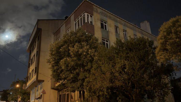 <p>Olay, 28 Temmuz Salı g&uuml;n&uuml; saat 21.00 sıralarında Seyrantepe Mahallesi&rsquo;nde meydana geldi. Edinilen bilgiye g&ouml;re, aynı binada yaşayan Atilla Ş. ile ağabeyi &Ouml;zcan Ş. arasında tadilat sırasında &ccedil;ıkan g&uuml;r&uuml;lt&uuml; nedeniyle tartışma &ccedil;ıktı. Tartışmanın kavgaya d&ouml;n&uuml;şmesi &uuml;zerine iddiaya g&ouml;re Atilla Ş., ağabeyi &Ouml;zcan Ş. ile yeğeni Hamza Ş.&rsquo;yi bı&ccedil;akla yaraladı. &Ouml;zcan Ş.&rsquo;nin diğer oğlu Agah Sırrı Ş. ise pompalı t&uuml;fekle ateş etti. Olayda Atilla Ş. de yaralandı. İhbar &uuml;zerine olay yerine sağlık ve polis ekipleri sevk edildi. Yaralanan Atilla Ş., &Ouml;zcan Ş. ve Hamza Ş., sağlık ekiplerinin ilk m&uuml;dahalesinin ardından Seyrantepe Hamidiye Etfal Eğitim ve Araştırma Hastanesi&rsquo;ne kaldırıldı. Tedavi altına alınan 3 yaralının da hayati tehlikesinin bulunduğu &ouml;ğrenildi.</p>
