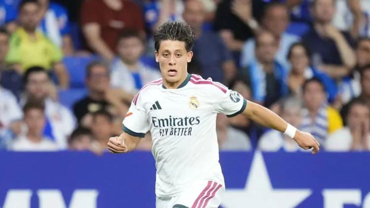 <p>Arda G&uuml;ler'in Real Madrid'den yıllık 5,2 milyon euro kazandığı belirtilirken, reklam anlaşmasından elde ettiği &ouml;ne s&uuml;r&uuml;len 4,5 milyon euroluk gelir sosyal medyada epey dikkat &ccedil;ekti.</p>
