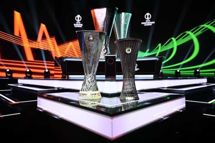 <p>AVRUPA LİGİ VE KONFERANS LİGİ FORMATI<br />
<br />
UEFA Avrupa Ligi ve UEFA Konferans Ligi'nde, 'lig' etabını ilk 8 i&ccedil;inde bitiren takımlar <strong>doğrudan Son 16 turuna y&uuml;kselecek.</strong>&nbsp;Bu takımlar play-off oynamayacak ve avantajlı olarak rakiplerini bekleyecek.<br />
<br />
Lig aşamasını 9. ile 24. sıralar arasında tamamlayan 16 takım, Son 16 turuna kalabilmek i&ccedil;in kendi aralarında iki ma&ccedil;lı bir play-off turu oynayacak. Buradan galip &ccedil;ıkan 8 takım da adını Son 16 turuna yazdıracak.<br />
<br />
Ligi son 12 sırada&nbsp; bitiren takımlar ise her iki turnuvada da veda edecek.</p>
