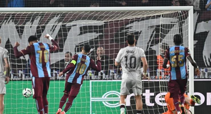 <p>UEFA Konferans Ligi'ndeki ikinci ma&ccedil;ında evinde İsko&ccedil;ya temsilcisi Hearts'i ağırlayan Trabzonspor da yine Salah'ın &ouml;nderliğinde ma&ccedil;tan 2-0 galip ayrıldı.</p>
