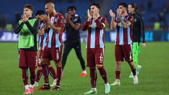 <p>Trabzonspor, 6 puan ve 4 averajla 36 takımlı ligde 3. sırada yer aldı.</p>
