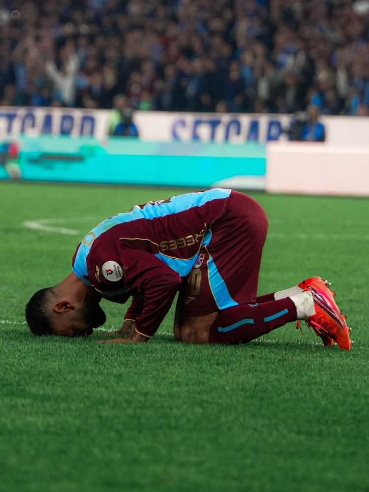 <p><strong>TRABZONSPOR 15 BASAMAK Y&Uuml;KSELDİ</strong></p>
