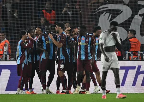 <p>Bordo-Mavili takım, &uuml;st &uuml;ste aldığı başarılı sonu&ccedil;lar sonrası UEFA Kul&uuml;pler sıralamasında tam 15 basamak birden y&uuml;kseldi.</p>
