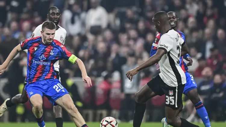 <p>Fenerbah&ccedil;e ve Galatasaray yerini korurken, Beşiktaş 2, Başakşehir ise 4 sıra geriledi.</p>
