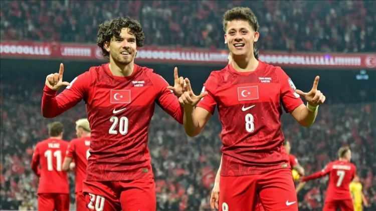 <p>D&uuml;nyanın en değerli 100 futbol takımı listesi g&uuml;ncellendi.</p>

<p>&nbsp;</p>

<p>Transfermarkt&rsquo;ın son verilerinin ardından g&ouml;zler Beşiktaş, Fenerbah&ccedil;e, Galatasaray ve Trabzonspor&rsquo;un sıralamadaki yerlerine &ccedil;evrildi.&nbsp;</p>
