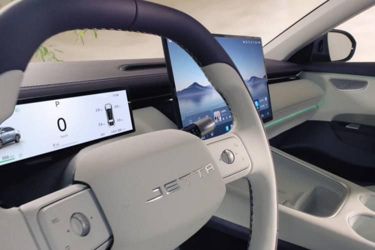 <p><strong><span style="color:#B22222">GİRİŞ SEVİYESİ 465 PRO</span></strong></p>

<p>&nbsp;</p>

<p>42,9 kWh'lik bir bataryaya ve 113 kW'lık bir motora sahip olup, CLTC ile 465 kilometrelik bir menzil ve 0-100 km/s hızlanma s&uuml;resini 8,3 saniyede sunuyor.</p>
