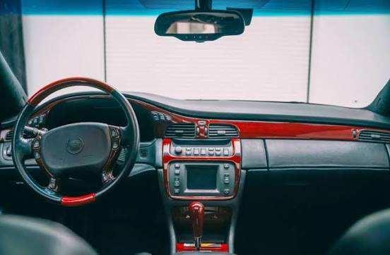 <p><span style="color:#B22222"><strong>CADİLLAC DEVİLLE:</strong></span></p>

<p>2000 model DeVille, yaygın &uuml;retim otomobillerindeki ilk termal gece g&ouml;r&uuml;ş sistemlerinden birine sahipti. Sistem yayaları, hayvanları ve ara&ccedil;ları algılayarak g&ouml;r&uuml;nt&uuml;y&uuml; s&uuml;r&uuml;c&uuml;n&uuml;n &ouml;n&uuml;ne yansıtıyordu.</p>
