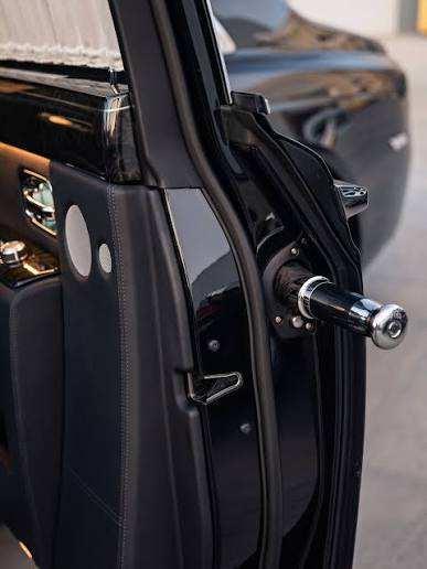 <p><span style="color:#B22222"><strong>ROLLS-ROYCE PHANTOM:</strong></span></p>

<p>Arka kapılara entegre şemsiyeler bulunuyor. &Uuml;stelik ıslak haldeyken saklanabilmeleri i&ccedil;in &ouml;zel drenaj kanalları da d&uuml;ş&uuml;n&uuml;lm&uuml;ş.</p>
