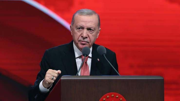 <p><span style="color:#B22222"><strong>"NE MUTLU Kİ BİZE YANLIŞA YANLIŞ DİYEN BİR SE&Ccedil;MENİMİZ VAR"</strong></span></p>

<p><br />
Yazısında Cumhurbaşkanı Erdoğan'ın 24 yıldır girdiği her se&ccedil;imi kazanmasının sırrına da değinen Selvi, bu durumun &uuml;&ccedil; temel c&uuml;mlede yattığını ifade etti. Cumhurbaşkanı Erdoğan'ın kendi tabanına y&ouml;nelik s&ouml;zlerini hatırlatan Selvi, şunları kaydetti:</p>

