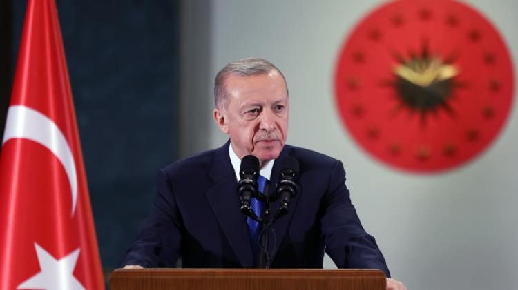 <p><em><strong>"Cumhurbaşkanı Erdoğan, 'Ne mutlu ki soran, sorgulayan, eleştiren bir tabanımız var. Ne mutlu ki bize yanlışa yanlış, doğruya doğru diyen bir se&ccedil;menimiz var.' dedi. Cumhurbaşkanı Erdoğan ardından, 'Bizi bu g&uuml;nlere getiren &ouml;nce Y&uuml;ce Allah'ın yardımı, sonra aziz milletimizin desteği, daha sonra da irşat ve ikaz g&ouml;revlerini layıkıyla yapan g&ouml;n&uuml;l dostlarımızın varlığıdır.' diye ekledi."</strong></em></p>

<p>&nbsp;</p>
