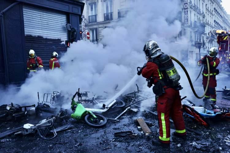 <p>D&uuml;n gece de Paris, Marsilya, Lyon ve Nantes kentlerinde şiddet olaylarının devam ettiğine değinen Di Crescenzo, t&uuml;m bu olayların d&uuml;kkanlar i&ccedil;in maliyetinin y&uuml;zlerce milyon euroyu bulacağının altını &ccedil;izdi.</p>
